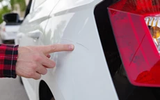 Kratzer am Auto entfernen