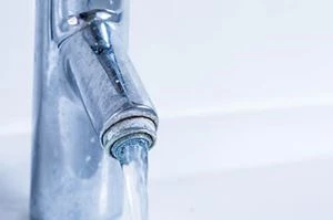 Wasserhahn entkalken