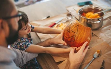 Halloween-Kürbis schnitzen