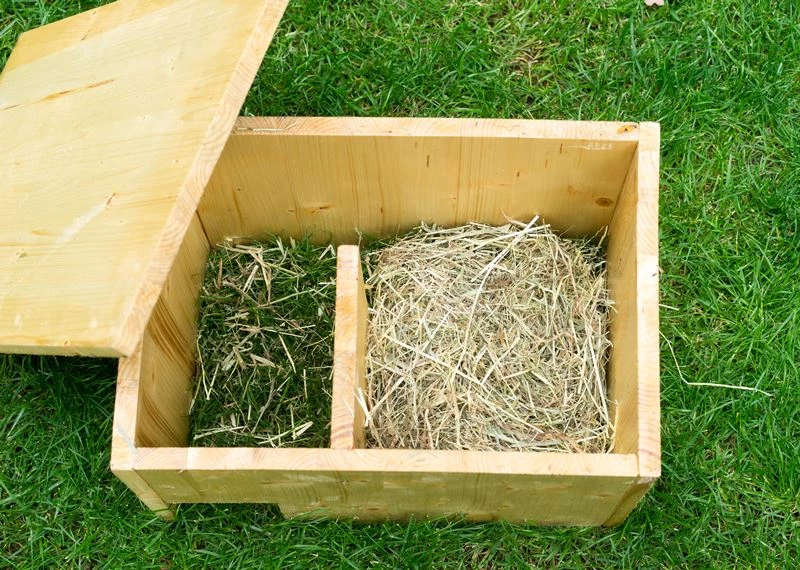 Ein einfaches Igelhaus aus Holz